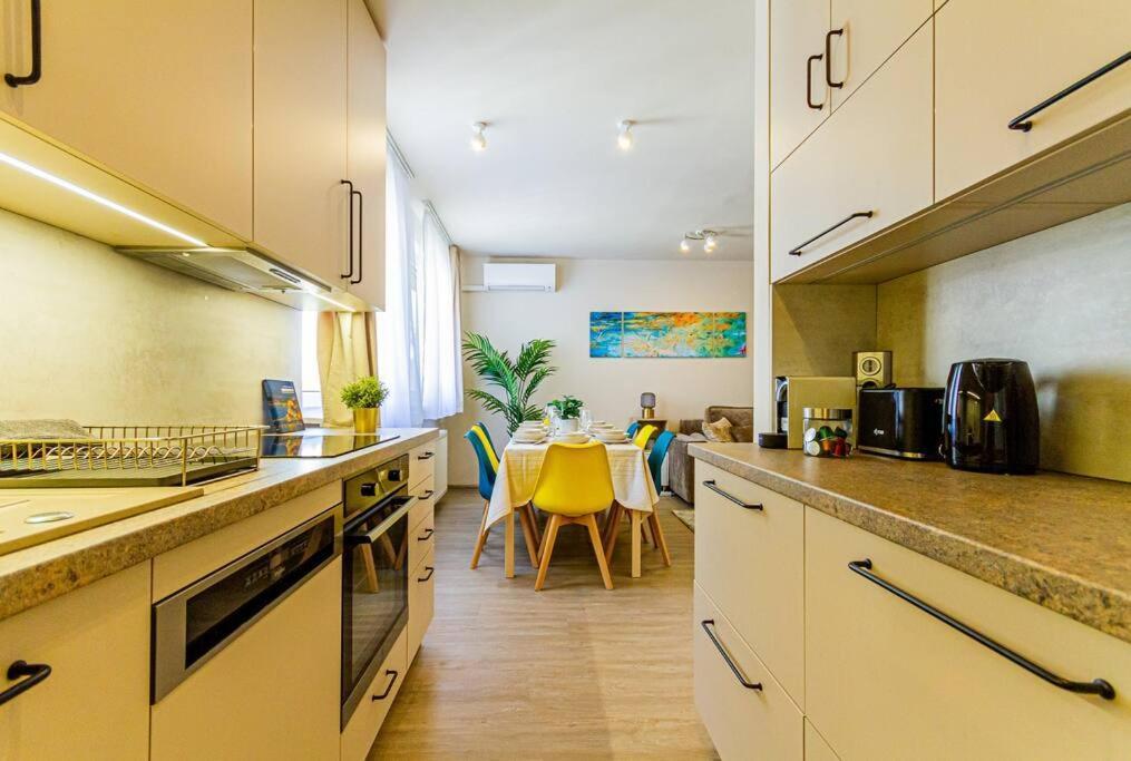 Roomy Apartment 80Sqm At City Center Free Parking Space, Ac & Balcony Budapest Extérieur photo